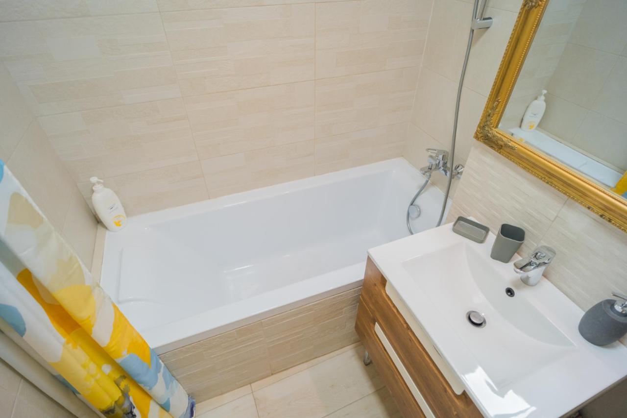 Cozy & Spacious 2Br Apartment With Netflix Bucureşti Ngoại thất bức ảnh