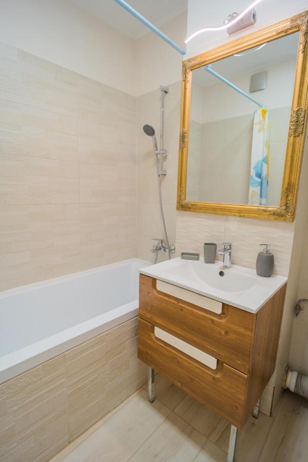 Cozy & Spacious 2Br Apartment With Netflix Bucureşti Ngoại thất bức ảnh