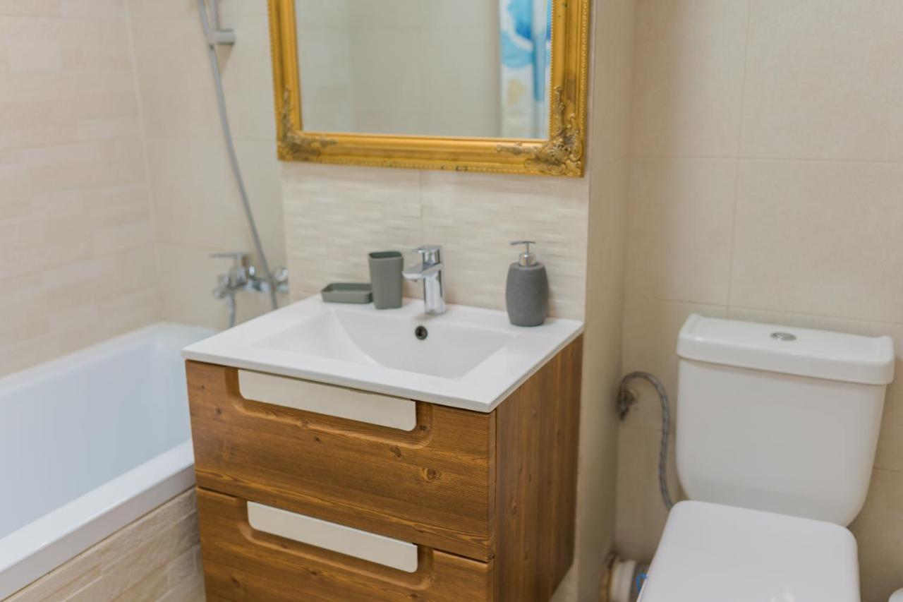Cozy & Spacious 2Br Apartment With Netflix Bucureşti Ngoại thất bức ảnh