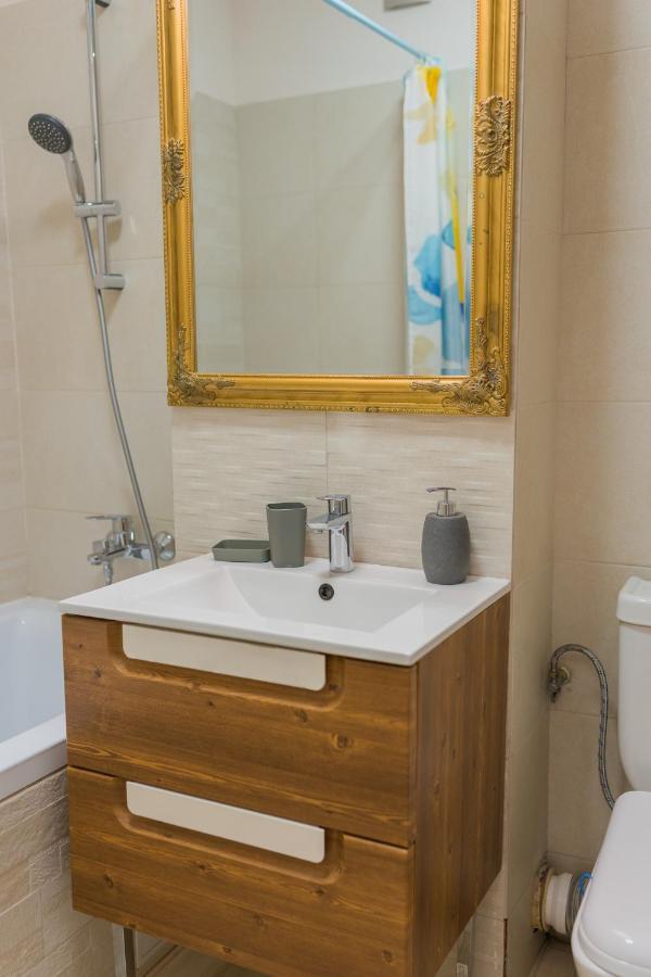 Cozy & Spacious 2Br Apartment With Netflix Bucureşti Ngoại thất bức ảnh